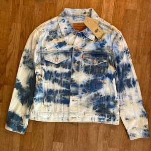 NWT LEVI’S JEAN JACKET - BOYFRIEND/TRUCKER STYLE